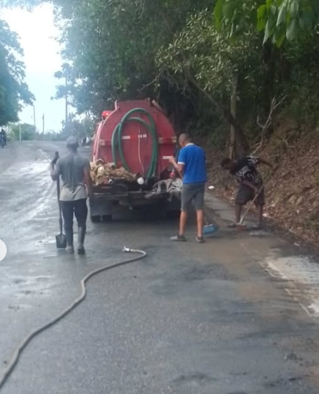 Ayuntamiento de Monte Plata interviene de manera inmediata ante derrame de material agregado en la carretera Cruce El Pajón-Laurel